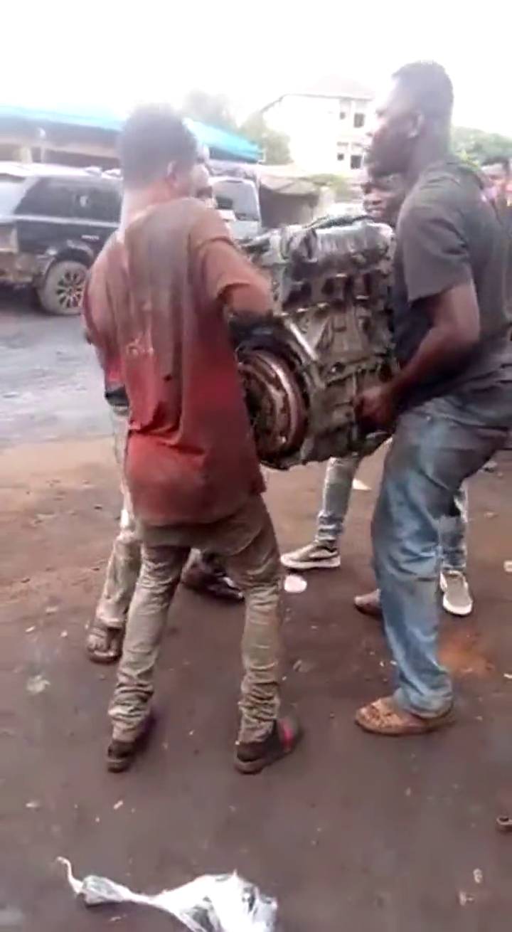 Un terrifiant Libérien porte seul un moteur automobile
