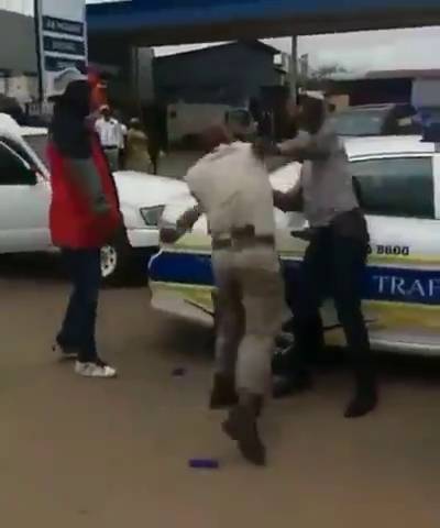 Brigand policier abuse de son pouvoir sur un brave citoyen